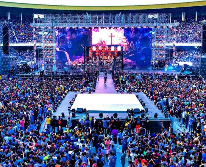 マアジャブゴスペルコンサートステージは、ロンステージテクニックのサポートの下で正常に設置されました